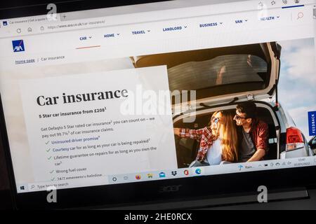 AXA Insurance Company sullo schermo di un computer portatile. Pagina di assicurazione auto, assicurazione auto Foto Stock