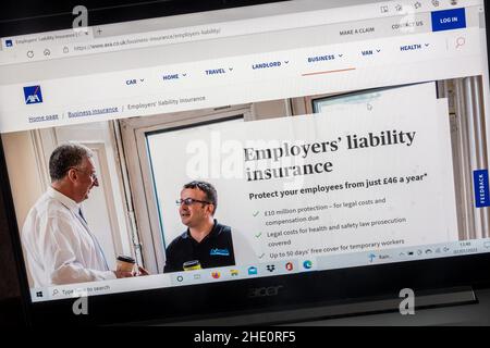 AXA Insurance Company sullo schermo di un computer portatile. Pagina assicurazione responsabilità dei datori di lavoro. Foto Stock