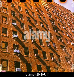 Condizionatori d'aria in un edificio di appartamenti a Chelsea a New York. Fotografato con una fotocamera Instamatic ricaricato con un vecchio film negativo a 35mm colori. (© Richard B. Levine) Foto Stock