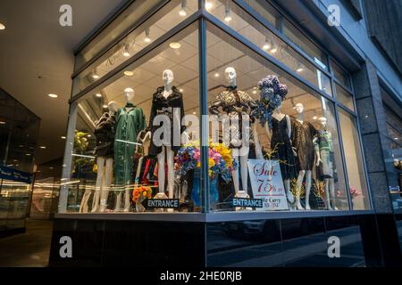 Vetrina del negozio di abbigliamento donna la Mode Royale, situato nel New York Hilton Hotel, nel centro di Manhattan a New York, domenica 2 gennaio 2022. (© Richard B. Levine) Foto Stock