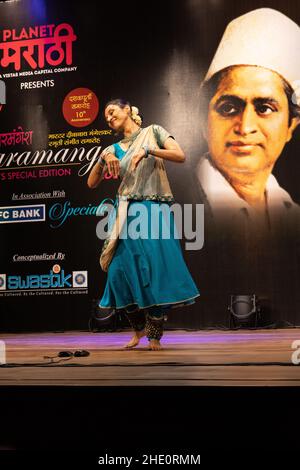 Sheetal Kolwalkar che esegue la danza classica di Kathak a Swaramangesh 2021, il Master Dinanath Mangeshkar Memorial musica classica e festival di danza Foto Stock
