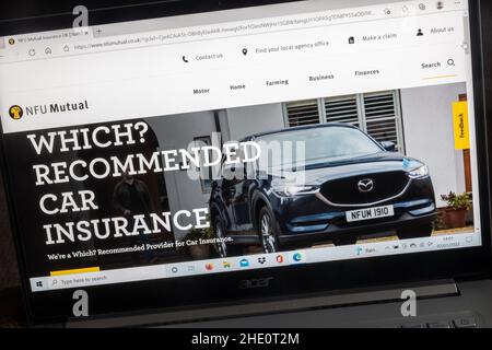 Sito web della NFU Mutual Insurance Company su un computer portatile, Regno Unito. Pagina assicurazione motore. Foto Stock