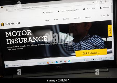 Sito web della NFU Mutual Insurance Company su un computer portatile, Regno Unito. Pagina assicurazione motore. Foto Stock