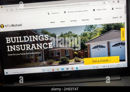 Sito web della NFU Mutual Insurance Company su un computer portatile, Regno Unito. Pagina assicurazione edifici. Foto Stock