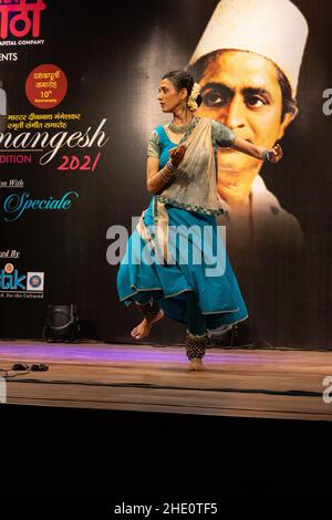 Sheetal Kolwalkar che esegue la danza classica di Kathak a Swaramangesh 2021, il Master Dinanath Mangeshkar Memorial musica classica e festival di danza Foto Stock