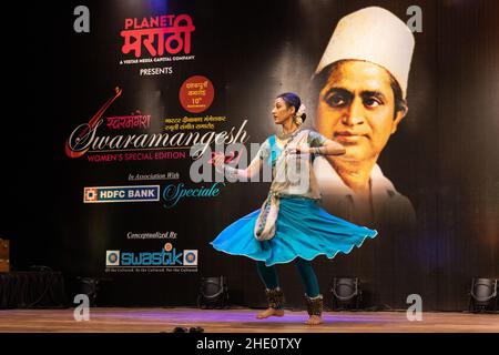 Sheetal Kolwalkar che esegue la danza classica di Kathak a Swaramangesh 2021, il Master Dinanath Mangeshkar Memorial musica classica e festival di danza Foto Stock