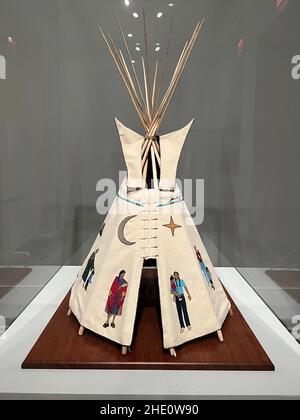 21st ° secolo tradizionale: Pipi con perline, 2010 Santa Fe, New Mexico, Stati Uniti, da Teri Greeves. "Il mio tipo riguarda uno stile di vita Kiowa, tramandata attraverso le generazioni. Le tipi rappresentano la casa e il cuore della famiglia, della comunità e della nazione tribale". Foto Stock