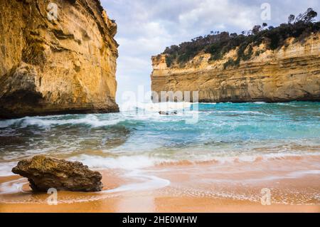 Vista panoramica della scalinata di Gibson, Victoria. La baia dell'Australia al piano di sotto vicino a dodici apostoli Foto Stock