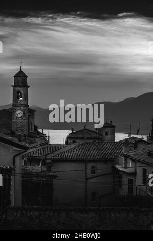 Foto in scala di grigi della Chiesa di Albisano, Vista sul Lago di Garda, Italia Foto Stock