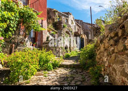 Vecchie case rurali del villaggio di San Fratello, Sicilia, Italia Foto Stock