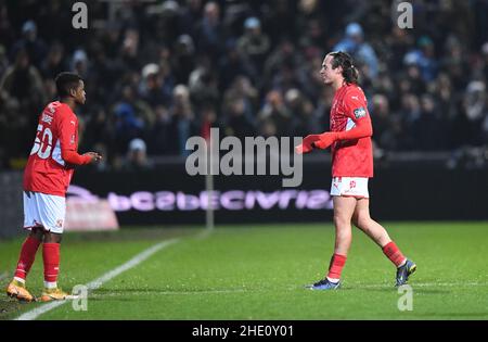 Swindon, Wiltshire, Regno Unito. 7th giugno 2022. 7th gennaio 2022: County Ground, Swindon, Wilstshire, Inghilterra: Fa Cup 3rd Round Football, Swindon Town versus Manchester City: Harry McKirdy di Swindon Town è sostituito Credit: Action Plus Sports Images/Alamy Live News Foto Stock