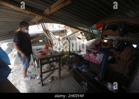 San Juan De Lurigancho, Perù. 07th Jan 2022. Un uomo si erge nella sua casa distrutta dopo un terremoto di magnitudine 5,6. Il centro del terremoto si trovava ad una profondità di 109,7 chilometri ed era sentito al mattino. Credit: Gian Masko/dpa/Alamy Live News Foto Stock