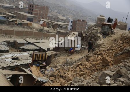 San Juan De Lurigancho, Perù. 07th Jan 2022. I residenti si trovano accanto ai danni in un sobborgo della capitale dopo un terremoto di magnitudo 5,6. Il centro del terremoto si trovava ad una profondità di 109,7 chilometri ed era sentito al mattino. Credit: Gian Masko/dpa/Alamy Live News Foto Stock