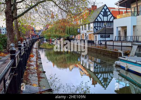 UK, Lincolnshire, Lincoln, The Witch and Wardrobe Pub, Waterside Shopping Center e Empowerment Sculpture sul fiume Witham Foto Stock