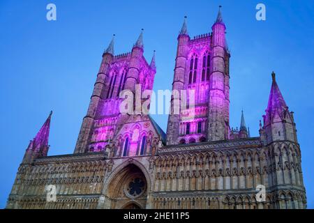 Regno Unito, Lincolnshire, Lincoln Cathedral West Front con le luci dell'Avvento Foto Stock