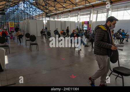 Le persone in attesa di vaccinazioni in un centro di Buenos Aires per essere inoculate Foto Stock