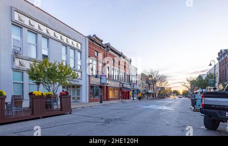 Mount Pleasant, Michigan, USA - 22 ottobre 2021: Il quartiere degli affari su Broadway Street Foto Stock