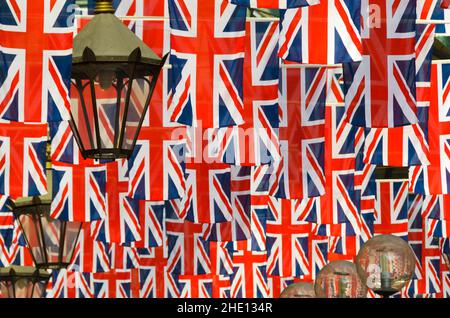 Un gran numero di bandiere Union Jack appese tra gli apparecchi di illuminazione Foto Stock