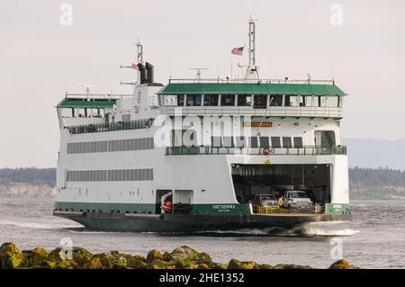 Coupéville, WA, USA - 20 maggio 2011; Washington state car ferry si avvicina al molo di Coupéville a Whidbey Island con servizio da Port Townsend Foto Stock