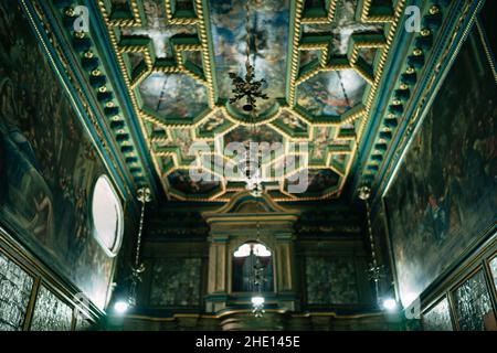 Soffitto e pareti della Chiesa di nostra Signora delle rocce sull'isola di Gospa od Skrpjela Foto Stock