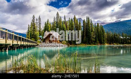 Bridge sopra il Lago di smeraldo al Cilantro Café e Emerald Lodge nel Soho National Park, British Columbia, Canada Foto Stock