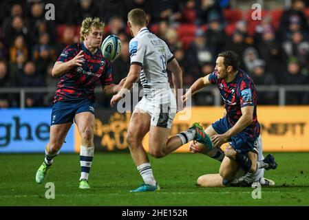 Bristol, Regno Unito. 07th Jan 2022. Luke Morahan di Bristol Bears, offload a Dan Thomas di Bristol Bears, a Bristol, Regno Unito il 1/7/2022. (Foto di Mike Jones/News Images/Sipa USA) Credit: Sipa USA/Alamy Live News Foto Stock