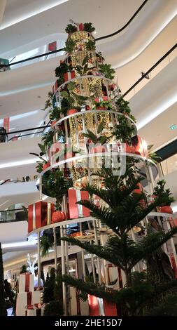 Decorazioni natalizie Central Embassy Shopping Mall a Bangkok, Thailandia Foto Stock