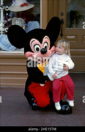 Il personaggio in costume di Topolino saluta un bambino a Disneyland ad  Anaheim, California Foto stock - Alamy