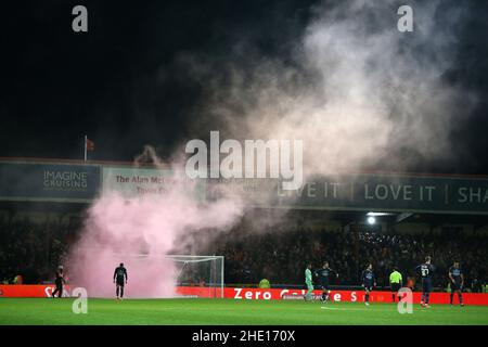 Swindon, Regno Unito. 07th Jan 2022. Una bomba fumogena viene gettata in campo dopo che Swindon Town segnerà un gol. La Emirates fa Cup, partita a 3rd, Swindon Town / Manchester City presso l'Energy Check County Ground di Swindon, Wiltshire, venerdì 7th gennaio 2022. Questa immagine può essere utilizzata solo per scopi editoriali. Solo per uso editoriale, licenza richiesta per uso commerciale. Nessun uso in scommesse, giochi o un singolo club/campionato/player pubblicazioni. pic di Andrew Orchard/Andrew Orchard sport fotografia/Alamy Live news credito: Andrew Orchard sport fotografia/Alamy Live News Foto Stock