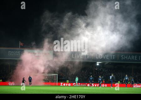 Swindon, Regno Unito. 07th Jan 2022. Una bomba fumogena viene gettata in campo dopo che Swindon Town segnerà un gol. La Emirates fa Cup, partita a 3rd, Swindon Town / Manchester City presso l'Energy Check County Ground di Swindon, Wiltshire, venerdì 7th gennaio 2022. Questa immagine può essere utilizzata solo per scopi editoriali. Solo per uso editoriale, licenza richiesta per uso commerciale. Nessun uso in scommesse, giochi o un singolo club/campionato/player pubblicazioni. pic di Andrew Orchard/Andrew Orchard sport fotografia/Alamy Live news credito: Andrew Orchard sport fotografia/Alamy Live News Foto Stock