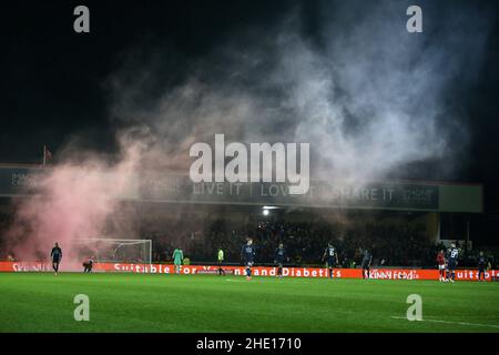 Swindon, Regno Unito. 07th Jan 2022. Una bomba fumogena viene gettata in campo dopo che Swindon Town segnerà un gol. La Emirates fa Cup, partita a 3rd, Swindon Town / Manchester City presso l'Energy Check County Ground di Swindon, Wiltshire, venerdì 7th gennaio 2022. Questa immagine può essere utilizzata solo per scopi editoriali. Solo per uso editoriale, licenza richiesta per uso commerciale. Nessun uso in scommesse, giochi o un singolo club/campionato/player pubblicazioni. pic di Andrew Orchard/Andrew Orchard sport fotografia/Alamy Live news credito: Andrew Orchard sport fotografia/Alamy Live News Foto Stock
