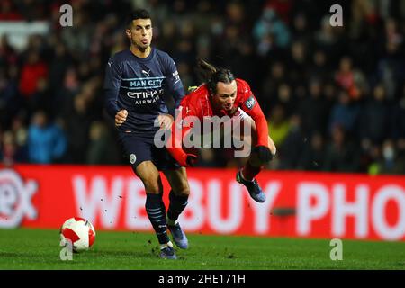 Swindon, Regno Unito. 07th Jan 2022. Harry McKirdy di Swindon Town (r) si scontra con Joao Cancelo di Manchester City (l). La Emirates fa Cup, partita a 3rd, Swindon Town / Manchester City presso l'Energy Check County Ground di Swindon, Wiltshire, venerdì 7th gennaio 2022. Questa immagine può essere utilizzata solo per scopi editoriali. Solo per uso editoriale, licenza richiesta per uso commerciale. Nessun uso in scommesse, giochi o un singolo club/campionato/player pubblicazioni. pic di Andrew Orchard/Andrew Orchard sport fotografia/Alamy Live news credito: Andrew Orchard sport fotografia/Alamy Live News Foto Stock