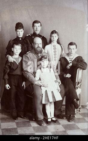 La Dinastia Romanov - lo zar Alessandro III con la sua famiglia. Suo figlio e futuro Tsar Nicolas II in piedi alle spalle accanto alla madre Imperatrice Maria Feodorovna. Davanti all'imperatrice si trova il Granduca Michael Alexandrovich (1878-1918). Di fronte ad Alexander si trova la Granduchessa Olga Alexandrovna. Sulla destra di Nicholas si trova la Granduchessa Xenia Alexandrovna e accanto a lei si trova il Granduca George Alexandrovnich. Foto Stock