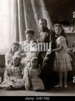 La dinastia Romanov - Tsar Nicholas II con sua moglie e la famiglia nel 1904 con Alexei come bambino nelle braccia delle sue madri. Foto Stock