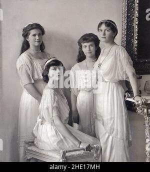 Le ragazze romanov nel 1914 - le quattro giovani figlie di Tsar Nicholas II che furono giustiziate dai rivoluzionari bolscevichi nel luglio 1918. Da sinistra: Granduchesse Maria, Tatiana, Anastasia e Olga Foto Stock