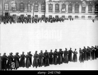 Truppe di fronte a manifestanti civili durante la repressione della rivolta nel 1905. Il 22 gennaio 1905 migliaia di manifestanti hanno marciato sul Palazzo d'Inverno per rancellare le loro rimostranze contro le condizioni di lavoro. Sono stati incontrati dall'esercito e la protesta è stata arrestata, con la perdita di circa 200 morti. Questa immagine è un fermo immagine di un film del 1925. Foto Stock