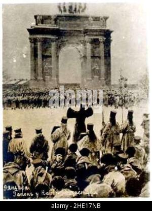 Truppe di fronte a manifestanti civili guidati da Padre Gapon alla porta Narva durante la repressione della rivolta nel 1905. Il 22 gennaio 1905 migliaia di manifestanti hanno marciato sul Palazzo d'Inverno per rancellare le loro rimostranze contro le condizioni di lavoro. Sono stati incontrati dall'esercito e la protesta è stata arrestata, con la perdita di circa 200 morti. Questa immagine è un fermo immagine di un film del 1925. Foto Stock