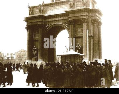 Manifestanti civili alla porta Narva durante la repressione della rivolta nel 1905. Il 22 gennaio 1905 migliaia di manifestanti hanno marciato sul Palazzo d'Inverno per rancellare le loro rimostranze contro le condizioni di lavoro. Sono stati incontrati dall'esercito e la protesta è stata arrestata, con la perdita di circa 200 morti. Questa immagine è un fermo immagine di un film del 1925. Foto Stock