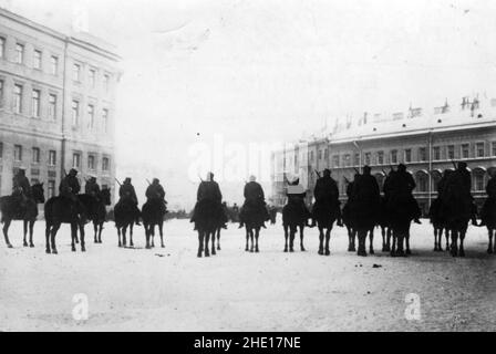 Truppe montate di fronte a manifestanti civili durante la repressione della rivolta nel 1905. Il 22 gennaio 1905 migliaia di manifestanti hanno marciato sul Palazzo d'Inverno per rancellare le loro rimostranze contro le condizioni di lavoro. Sono stati incontrati dall'esercito e la protesta è stata arrestata, con la perdita di circa 200 morti. Foto Stock