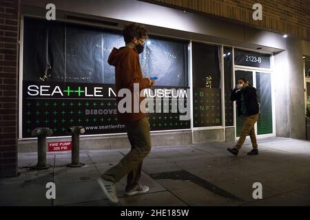 Seattle, Stati Uniti. 7 Jan 2022. Persone che passano il nuovo museo NFT di Seattle nel quartiere Belltown al 2123-B 1st Ave. Il nuovo museo digitale è previsto per l'apertura il 14th gennaio appena a nord del centro. L'arte digitale a token non-fungibile è in crescita sostanzialmente l'anno scorso, alcuni pezzi di vendita per milioni di dollari. Credit: James Anderson/Alamy Live News Foto Stock