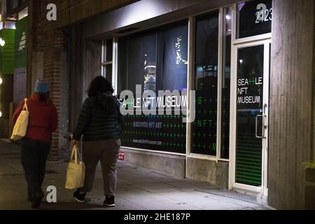 Seattle, Stati Uniti. 7 Jan 2022. Persone che passano il nuovo museo NFT di Seattle nel quartiere Belltown al 2123-B 1st Ave. Il nuovo museo digitale è previsto per l'apertura il 14th gennaio appena a nord del centro. L'arte digitale a token non-fungibile è in crescita sostanzialmente l'anno scorso, alcuni pezzi di vendita per milioni di dollari. Credit: James Anderson/Alamy Live News Foto Stock