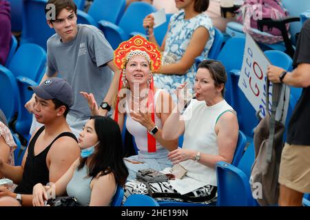 Sydney, Australia. 08th Jan 2022. Fan russo in costume durante la semifinale della Coppa ATP presso il Sydney Olympic Park Tennis Center di Sydney, Australia, il 8 gennaio 2022. Foto di Peter Dovgan. Solo per uso editoriale, licenza richiesta per uso commerciale. Nessun utilizzo nelle scommesse, nei giochi o nelle pubblicazioni di un singolo club/campionato/giocatore. Credit: UK Sports Pics Ltd/Alamy Live News Foto Stock