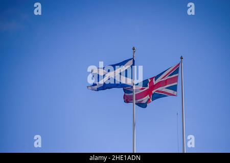 Londra, Regno Unito. 07th Jan 2022. La bandiera nazionale della Scozia e la bandiera dell'Union Jack sono visibili alla Horse Guards Parade. Credit: SOPA Images Limited/Alamy Live News Foto Stock
