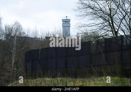 Asbach Sickenberg, Germania. 03rd Jan 2022. Vista di una sezione del recinto di confine originale sull'ex confine interno-tedesco a Schifflersgrund. Nel 2022, 70 anni dopo che le città della RDT sul confine interno-tedesco sono state chiuse, la Turingia vuole commemorare gli eventi di quel tempo e le drammatiche conseguenze per migliaia di persone. Secondo il museo di confine di Schifflersgrund (sfondo), è stata conservata la sezione più lunga dell'ex confine tedesco-tedesco, tra cui la recinzione, percorso colonna e torre di osservazione. Credit: Uwe Zucchi/dpa/Alamy Live News Foto Stock