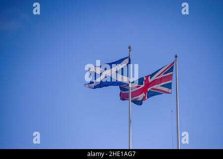 Londra, Regno Unito. 07th Jan 2022. La bandiera nazionale della Scozia e la bandiera dell'Union Jack sono visibili alla Horse Guards Parade. (Foto di Vuk Valcic/SOPA Images/Sipa USA) Credit: Sipa USA/Alamy Live News Foto Stock