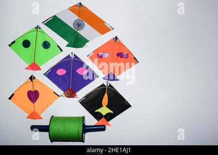 I Kites multicolore vengono visualizzati su sfondo bianco con spazio vuoto per scrivere desideri e testo. Felice sankranti saluti immagini Foto Stock