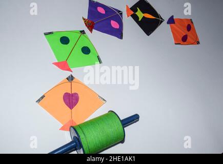 I Kites multicolore vengono visualizzati su sfondo bianco con spazio vuoto per scrivere desideri e testo. Felice sankranti saluti immagini Foto Stock