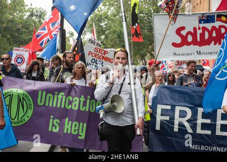 Melbourne, Australia. 8th gennaio 2022, Melbourne, Australia. L'organizzatore del Melbourne Freedom Rally Harrison Mclean guida una folla cantando in un rally anti-vax per bambini. Credit: Jay Kogler/Alamy Live News Foto Stock
