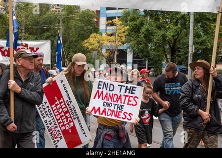 Melbourne, Australia. 8th gennaio 2022, Melbourne, Australia. Un bambino ha un segno che legge 'fine i Mandati, fine la Madness' ad una protesta anti-vax per i bambini. Credit: Jay Kogler/Alamy Live News Foto Stock