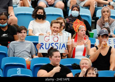 Sydney, Australia. 08th Jan 2022. Tifosi russi durante la semifinale della Coppa ATP presso il Sydney Olympic Park Tennis Center di Sydney, Australia, il 8 gennaio 2022. Foto di Peter Dovgan. Solo per uso editoriale, licenza richiesta per uso commerciale. Nessun utilizzo nelle scommesse, nei giochi o nelle pubblicazioni di un singolo club/campionato/giocatore. Credit: UK Sports Pics Ltd/Alamy Live News Foto Stock